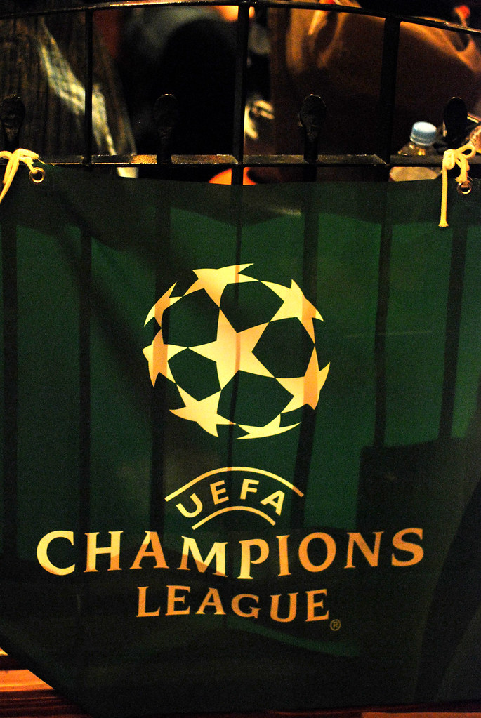Drapeau floqué du logo de l’UEFA Champions League